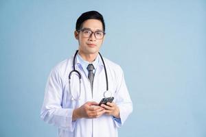 Aziatisch mannetje dokter portret Aan blauw achtergrond foto