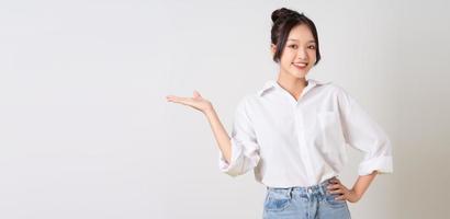 mooi jong Aziatisch zakenvrouw portret Aan wit achtergrond foto