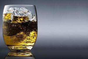 een glas van whisky likeur met ijs studio reclame Promotie en afzet Product achtergrond. foto