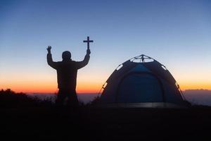 silhouet van Mens geknield naar beneden bidden voor aanbidden god Bij lucht achtergrond. christenen bidden naar Jezus Christus voor rust. in ochtend- mensen kreeg naar een stil plaats en bad. kopiëren ruimte. foto