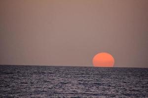 zonsondergang over de zee foto