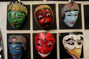 Indonesië traditioneel maskers. tribal etnisch decoratief gezichten. traditioneel krijger elementen. ritueel accessoires. cultus symbolen. traditioneel ceremonieel . inheems souvenirs. topeng wayang foto