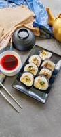 kimbap of gimbap is Koreaans rollen gimba, Kimbob gemaakt van gestoomd wit rijst- bap en divers andere ingrediënten, deze voedsel van zuiden Korea foto