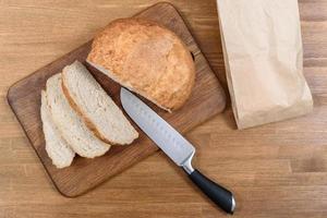 graan brood op het houten bord foto