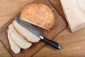 graan brood op het houten bord foto