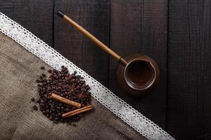 zwarte koffie met granen en kaneel