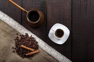 zwarte koffie met granen en kaneel foto