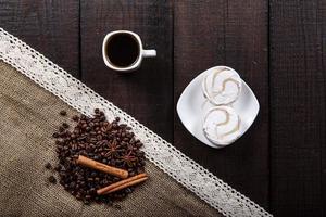 zwarte koffie met granen en kaneel