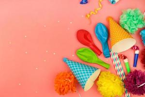vakantie hoeden, fluitjes, ballonnen. concept van kinderen verjaardag feest. foto