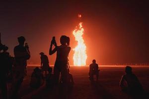 mensen wandelen naar zonsondergang Bij een festival in de woestijn Bij de brandend Mens festival. foto