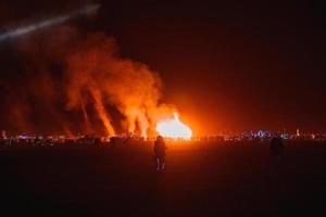 mensen wandelen naar zonsondergang Bij een festival in de woestijn Bij de brandend Mens festival. foto