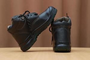 gedetailleerd foto van een paar- van veiligheid schoenen voor werk. werk beschermend uitrusting concept foto.
