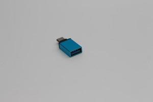 een dichtbij omhoog van USB otg of Aan de Gaan type c naar type een adapters foto