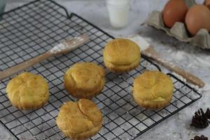 een traditioneel taart van Indonesië gebeld kue sus gevulde met room pufjes. geserveerd Aan een taart rek. voedsel concept foto. foto