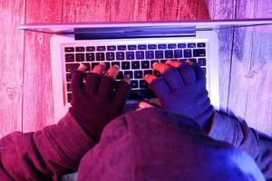 hacker's hand die gegevens van laptop steelt