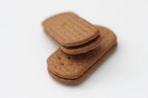 een dichtbij omhoog van chocola biscuit geïsoleerd Aan wit achtergrond. foto