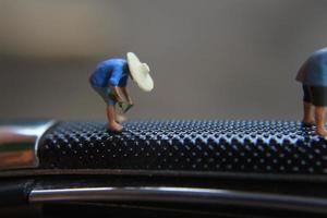 miniatuur figuren van boeren Bij werk Aan een switchblade kam. concept van landbouw foto. foto