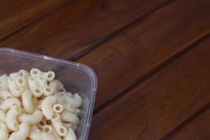 gekookt macaroni in een transparant houder foto