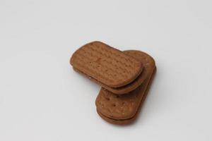 een dichtbij omhoog van chocola biscuit geïsoleerd Aan wit achtergrond. foto