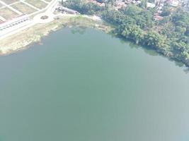 antenne ondersteboven visie van dahamilnuris meer Aan zonnig dag. foto