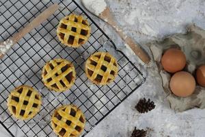 klein appel taart geserveerd Aan een taart rek, smaakt zoet en hartig. voedsel concept foto. foto