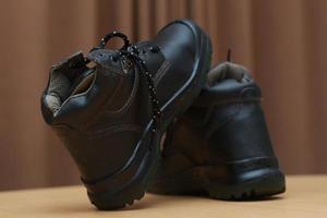 gedetailleerd foto van een paar- van veiligheid schoenen voor werk. werk beschermend uitrusting concept foto.