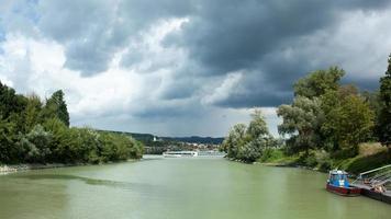 melk stad- dok en Donau rivier- boot foto