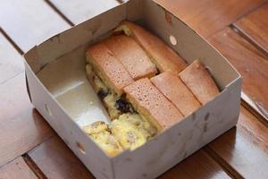 een schotel gebeld zoet martabak bekroond met rozijnen en bananen smaakt zoet en is vulling. gemaakt van meel deeg. geserveerd warm. voedsel concept foto. foto