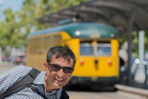 toerist in san francisco Aan oud tram wagon achtergrond foto