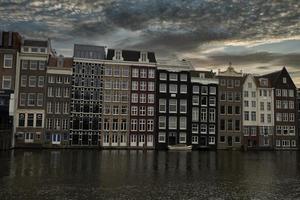 Amsterdam oud huizen visie van grachten foto