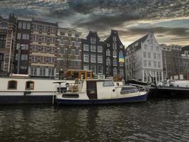 Amsterdam oud huizen visie van grachten foto