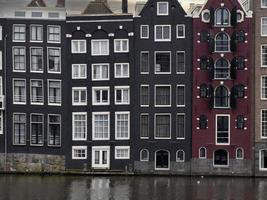 Amsterdam oud huizen visie van grachten foto