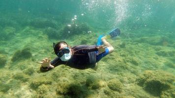 snorkelaar duiker met covid virus masker foto