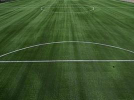 voetbal veld- in de platteland, antenne visie van drone. foto