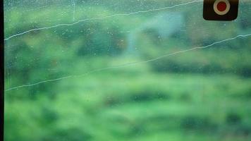 de regen druppels Aan de transparant glas venster in de regenachtig dag foto