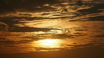 de mooi zonsondergang lucht visie met de kleurrijk wolken en warm lichten in de lucht foto