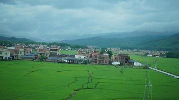 de mooi platteland visie van de vloeibaar trein Aan de zuiden van de China foto