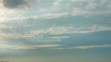 de mooi zonsondergang lucht visie met de kleurrijk wolken en warm lichten in de lucht foto