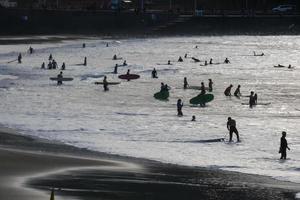 surfen school- Aan een oceaan strand foto