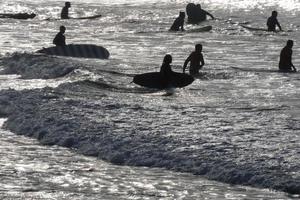 surfen school- Aan een oceaan strand foto