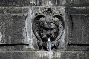 stedelijk sier- water fontein in de stad centrum foto