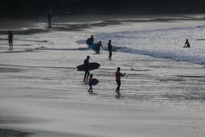 surfen school- Aan een oceaan strand foto