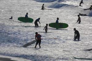 surfen school- Aan een oceaan strand foto