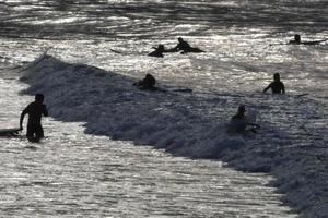 surfen school- Aan een oceaan strand foto