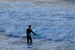 jong atleten beoefenen de water sport van surfing foto
