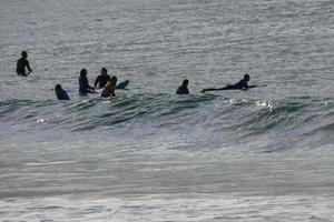 surfen school- Aan een oceaan strand foto