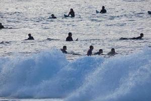 surfen school- Aan een oceaan strand foto