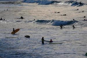 surfen school- Aan een oceaan strand foto