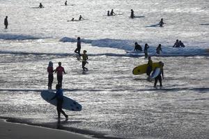 surfen school- Aan een oceaan strand foto