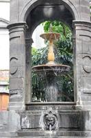 stedelijk sier- water fontein in de stad centrum foto